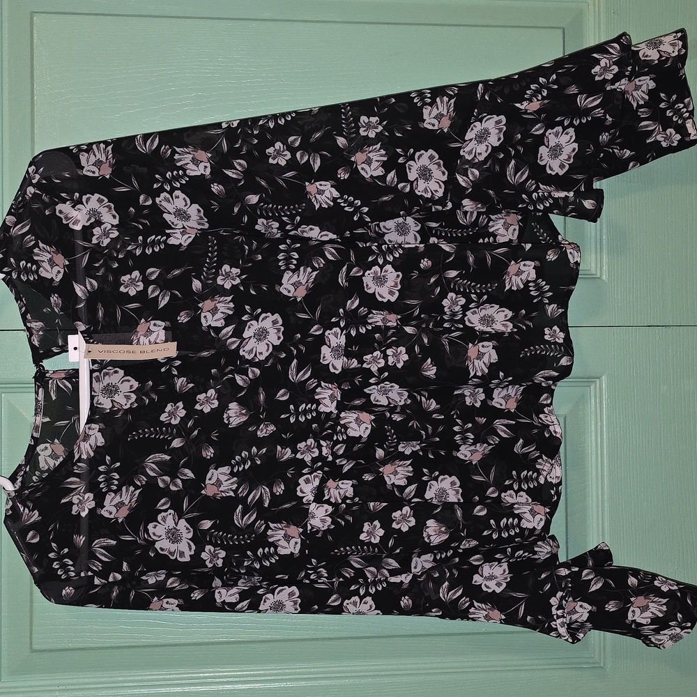 Tahari Top Beautiful. (Size S/M) New With Tags Black With Tan/Beige Flowers